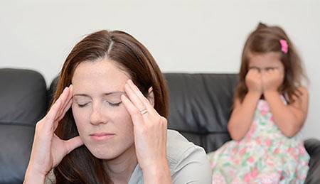 با قشقرق‌ راه انداختن کودک مان در جمع چه کنیم؟