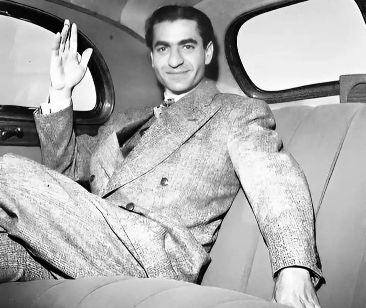 محمدرضا پهلوی با سگ مورد علاقه اش «بنو»