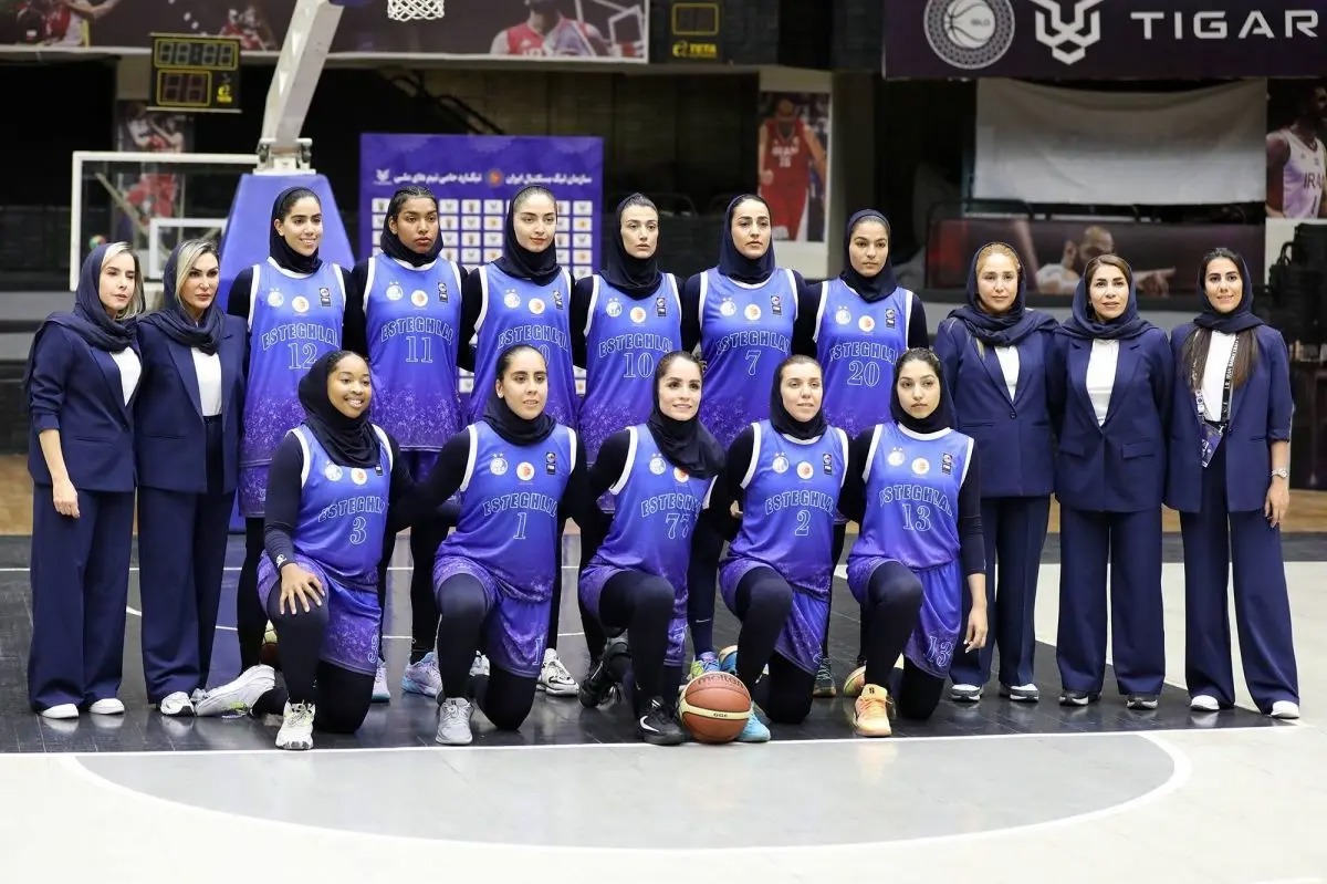 سرگردانی و وضعیت نامناسب دختران بسکتبالیست استقلال در فرودگاه / تصاویر