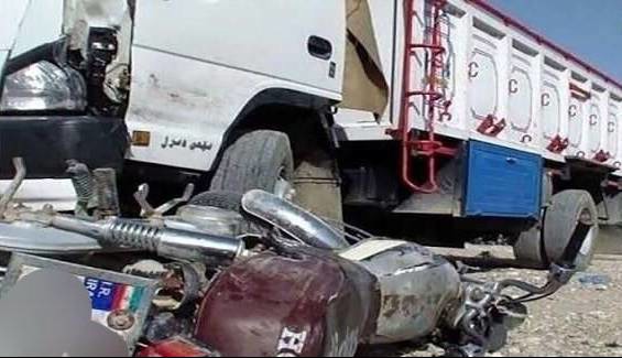 برخورد تریلی و موتورسیکلت ۲ فوتی برجا گذاشت