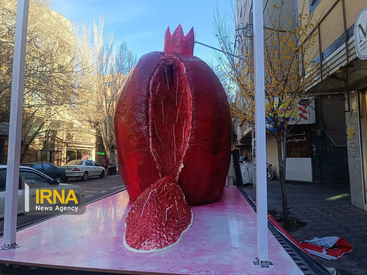 استقبال از یلدا با کیک ۱.۵ تنی انار در تبریز