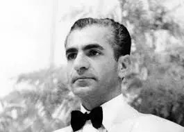 سفر در زمان؛ «محمدرضا پهلوی» به همراه دخترش در یک مراسم رسمی در تهران؛ سال ۱۳۳۸