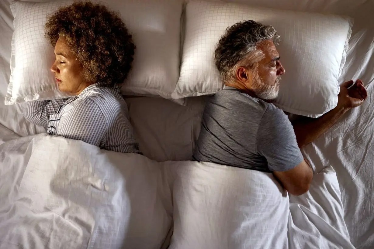 اینطوری بخوابید، احتمالا طلاق می‌گیرید