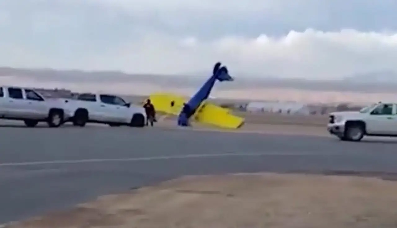 باد یک هواپیما را در آمریکا واژگون کرد