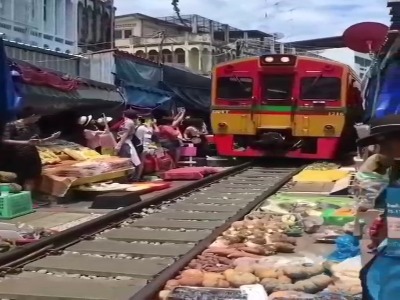بازارچه ریلی مائه کلونگ بانکوک؛ خریدی متفاوت و البته خطرناک
