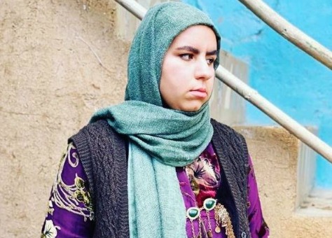 استایل خانومانه روناک سریال نون‌خ در یک نمایشگاه