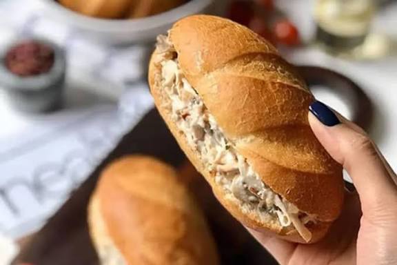 یک ساندویچ مرغ واسه ناهار خستگی رو از تنت میبره!