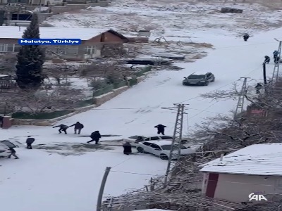 سر خوردن عجیب ۲ خودرو و برخورد با تیر برق