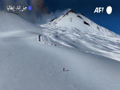 فرود جسورانه اسکی‌باز از دامنه آتشفشان در حال فوران