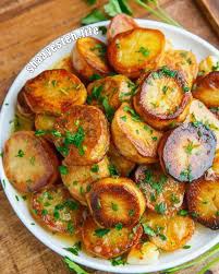 سیب زمینی با طعم کره و سیر و جعفری