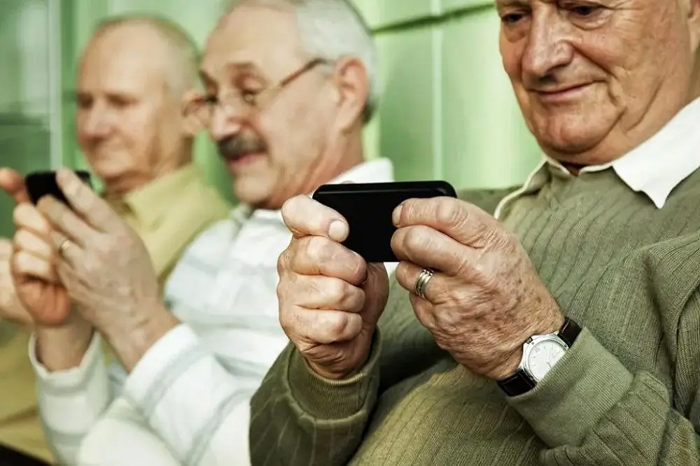 بازنشستگان و سالمندان معتاد اینترنت و فضای مجازی شدند