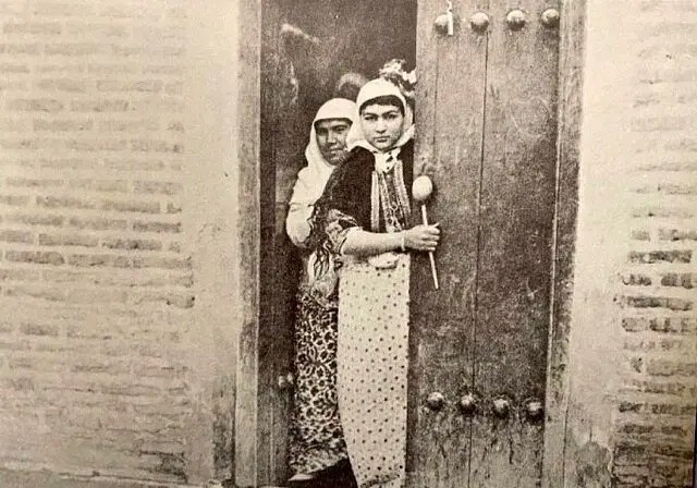 سفر در زمان؛ عکس یادگاری «سوگلی ناصر‌الدین شاه» در کنار «ملیجک»