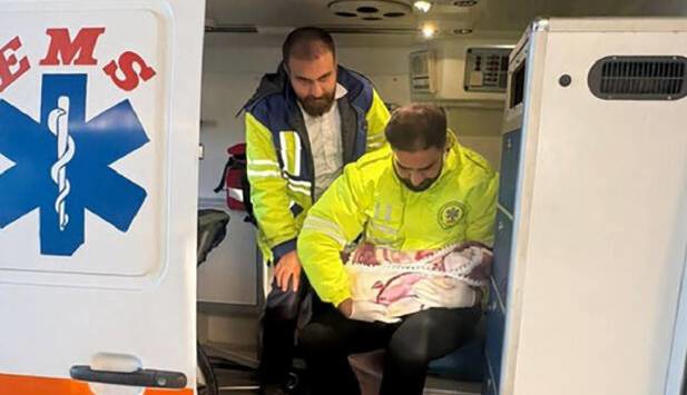تولد نوزاد پسر در آمبولانس اورژانس