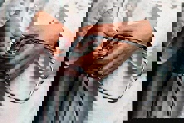 نگاه تنگ‌نظرانه وزارت بهداشت، کشور را از پزشک محروم کرده است