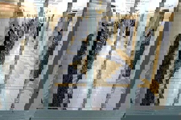 گفت‌وگوی بهروزآذر با زنان بازداشت‌شده اغتشاشات اخیر در زندان قرچک