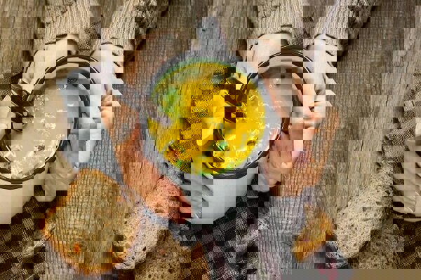 راهنمای تغذیه زمستانی؛ توصیه‌های طب ایرانی برای مزاج‌های سرد و گرم