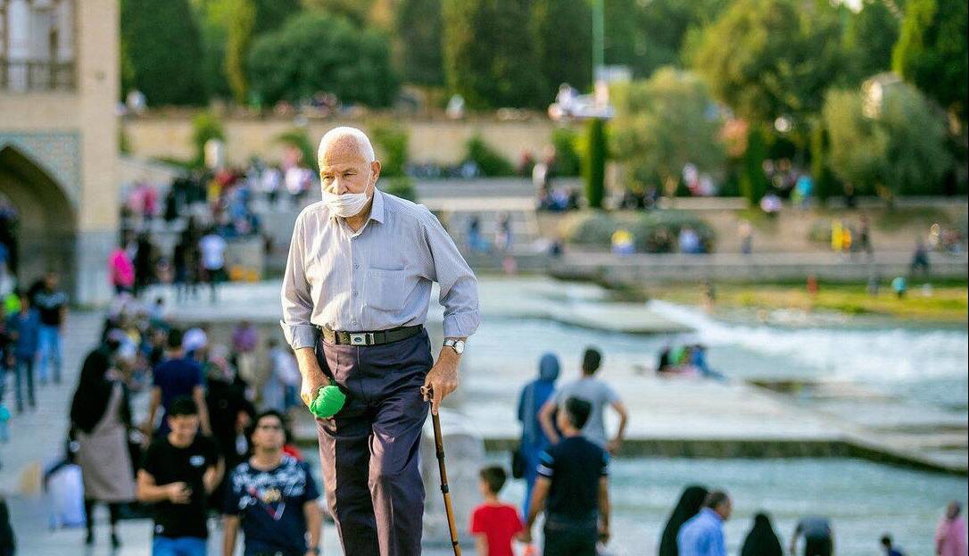 چرا سالمندان باید نوشیدن آب را جدی بگیرند؟