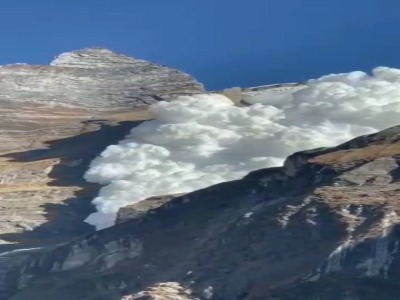 بهمن عظیم در دریاچه یخچال کاپوچه، نپال