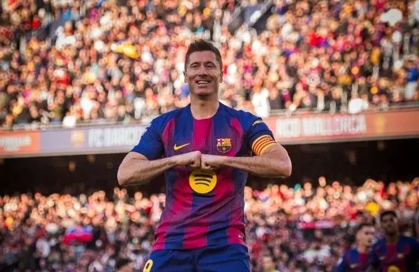 تاریخ سازی لواندوفسکی با بارسلونا