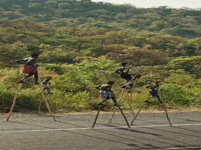 هنر راه رفتن قبایل اتیوپی بر روی چوب‌های بلند