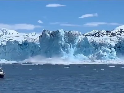 پرش غول یخی از دل اقیانوس