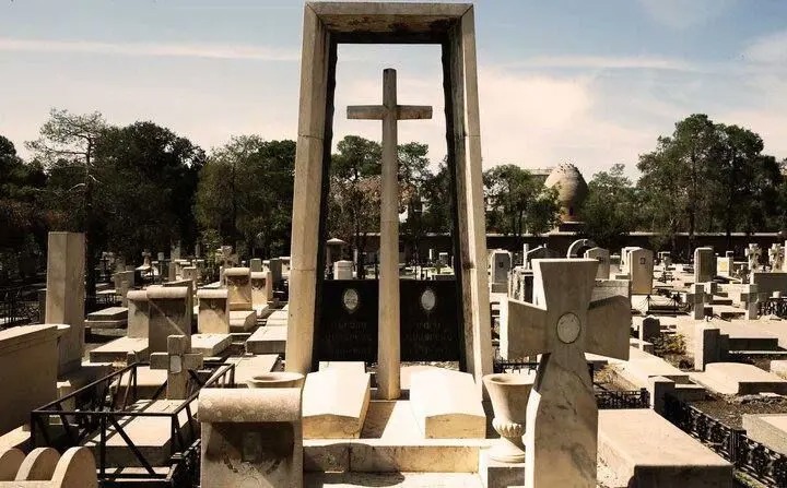 از پزشک مخصوص ناصرالدین‌شاه تا آوارگان لهستانی در این قبرستان ایران دفن شده‌اند