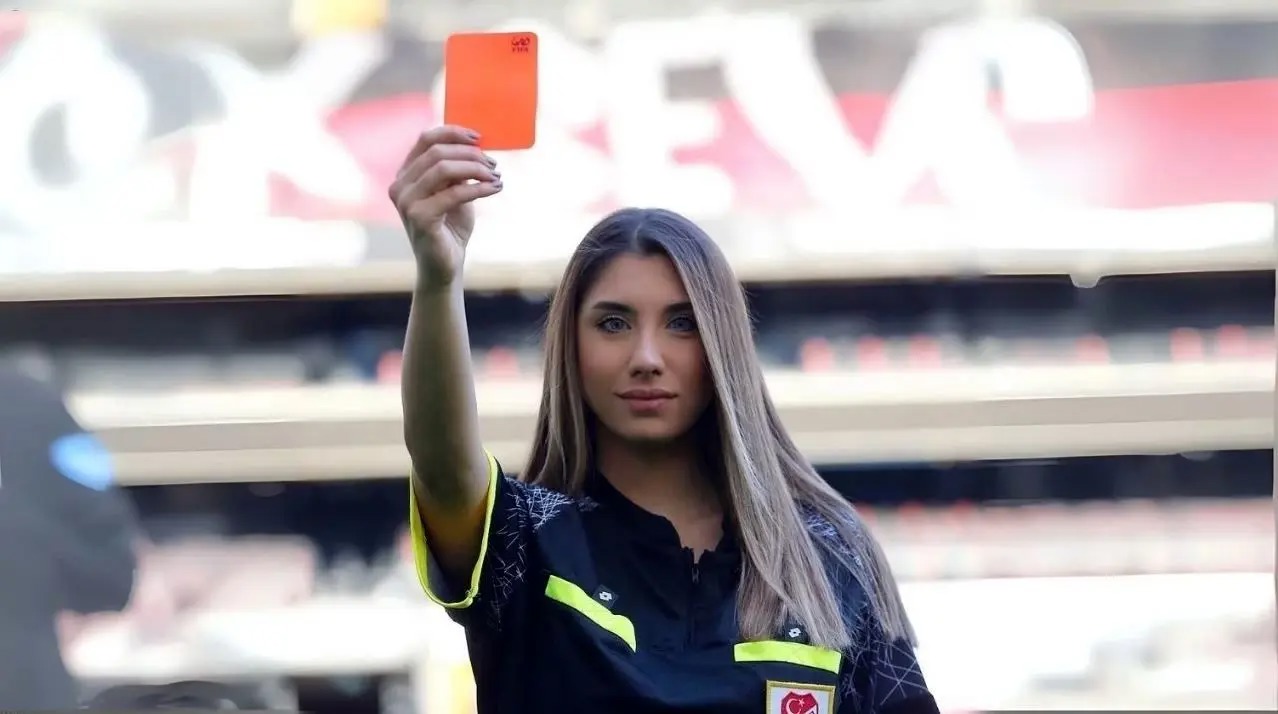 جنجال یک رسوایی منشوری در زمین فوتبال | محرومیت از داوری، شهرت در شبکه‌های اجتماعی | مسیر غیرمنتظره یک داور زن | الیف کارارسلان کیست؟