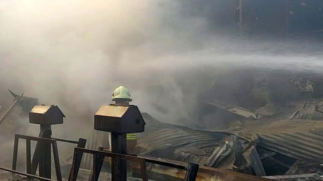 سقوط یک فروند بالگرد هوانیروز در دُرچه اصفهان/ شهادت خلبان، کمک خلبان و ۲ نفر از غرفه‌داران میدان میوه و تره‌بار/ ویدئو