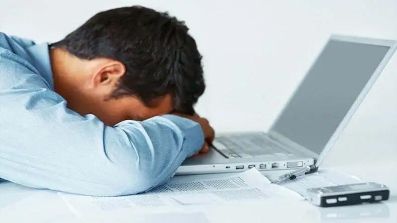 چرا همیشه احساس خستگی می‌کنیم؟