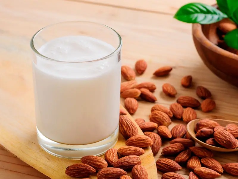 اگه نمیتونی شیر لبنی بخوری؛ شیر بادوم بخور