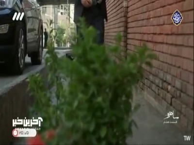 احسان رفته به محل زندگی عطیه ولی چون از زمان عقب تره عطیه هنوز به اونجا نیومده