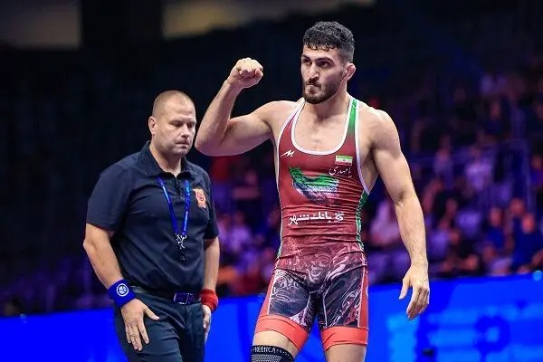 نخودی طلا را بر گردن انداخت