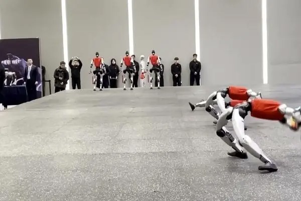 هنرنمایی ربات‌های چینی مقابل صدراعظم آلمان