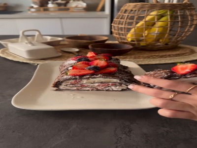 رولت داچ بیبی شکلاتی با فیلینگ موز و گردو و توت فرنگی