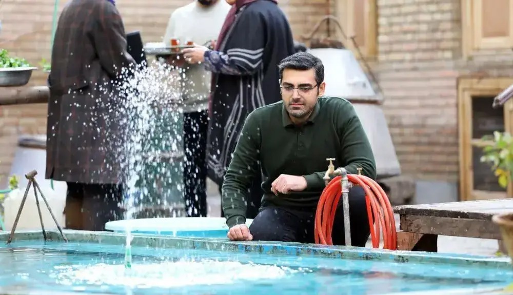 چهره ها/ ژست متفاوت بازیگر سریال «بچه مهندس» در کنار دریا