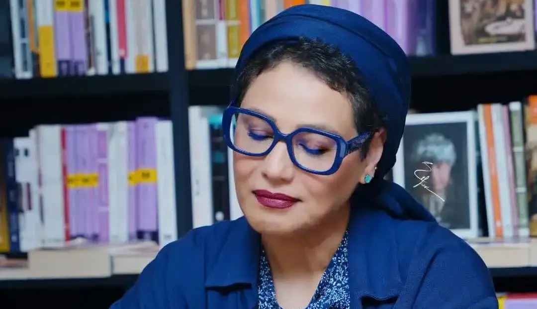 چهره ها/ استایل آبی‌رنگ شبنم مقدمی در نشست کتابش