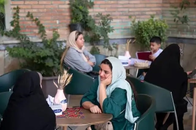زنان چادری در کافه ها؛ دعوا بر سر پوشش است یا تصاحب فضاهای عمومی؟