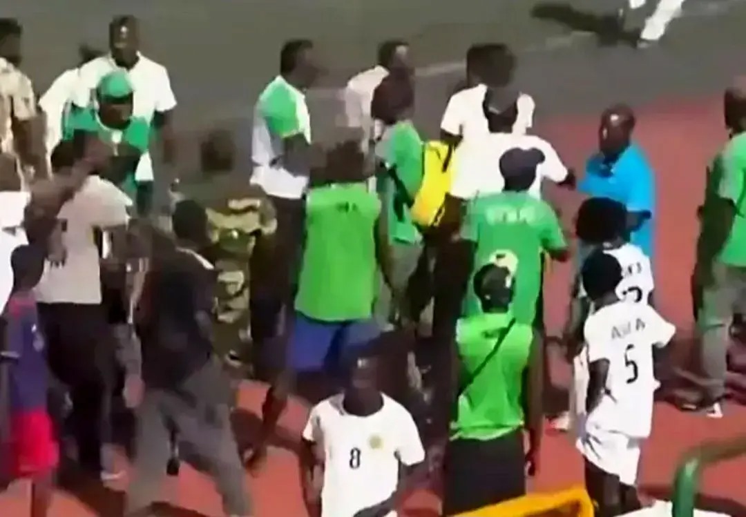 چاقوکشی و خون‌ریزی وسط زمین فوتبال!
