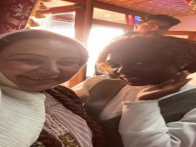 بهنوش بختیاری در کنار جنیفر، معلم زبان فرانسه‌ سریال «بامداد خمار»