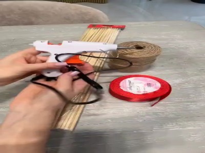 یک کاردستی دکوری بامزه با چوب، نخ و روبان