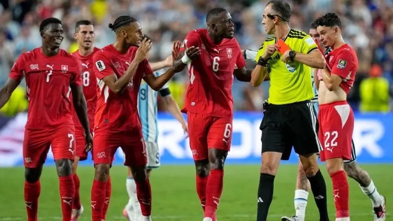 عجیب‌ترین اخراج جام: جنجال داوری به سود آرژانتین!