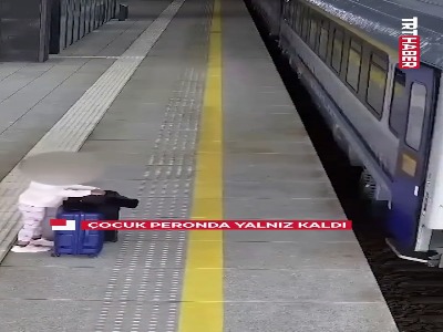 پدر حواس پرت کودک را در مترو جا گذاشت!