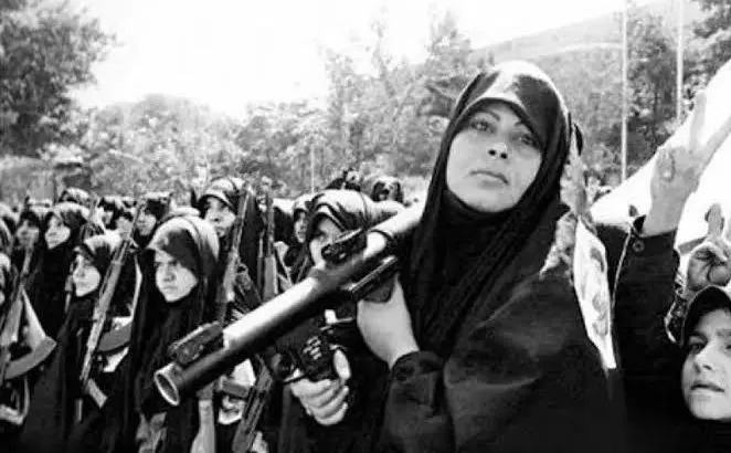 سفر در زمان؛ رژۀ دختران جوان با اسلحه در تهران؛ دهۀ ۶۰