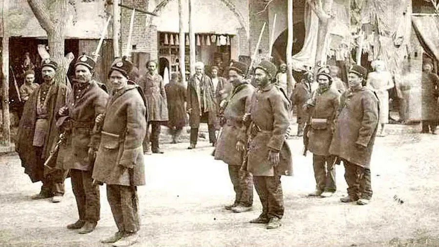 سفر در زمان؛ ارتشی‌های زمان ناصرالدین شاه در حال انجام تمرینات آکروباتیک