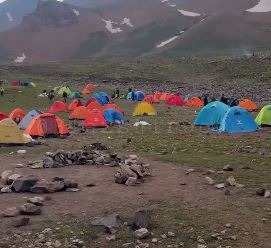 انباشت زباله در مسیر صعود به «علم کوه» توسط کوهنوردان