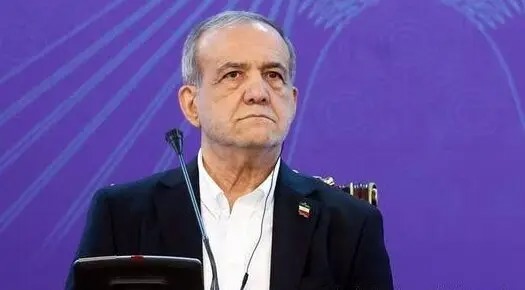 «مسعود پزشکیان» در جوانی و به همراه همسرش در کنار یک آبشار