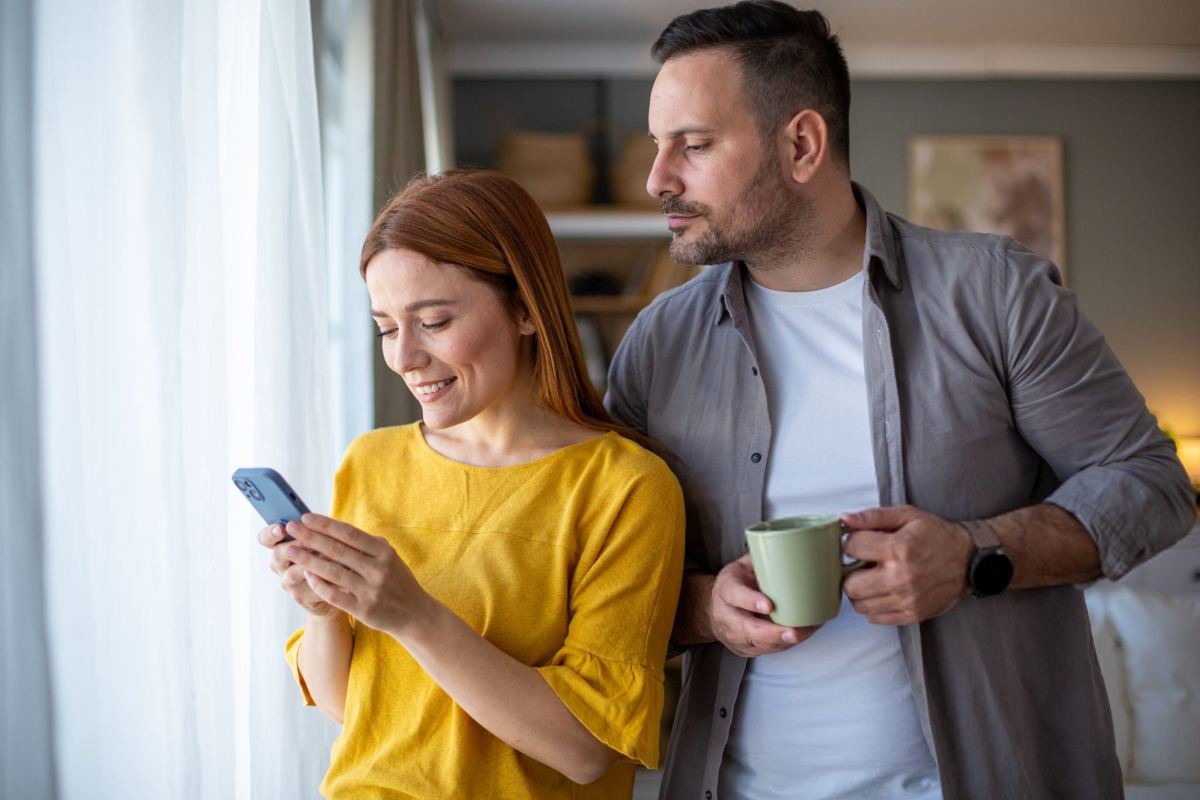 توهم خیانت همسر؛ نشانه ها، دلایل و راه های درمان