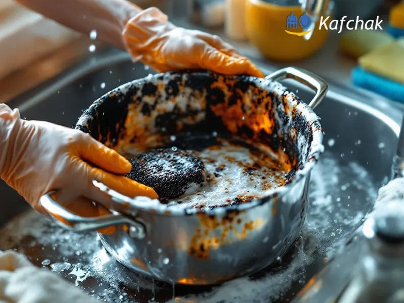 قابلمه ای که غذا بهش چسبیده و سوخته رو با این روش تمیز کن