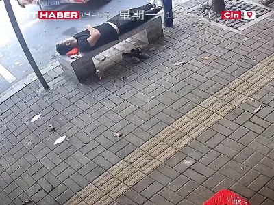 نجات معجزه‌آسای مرد خوابیده روی نیمکت