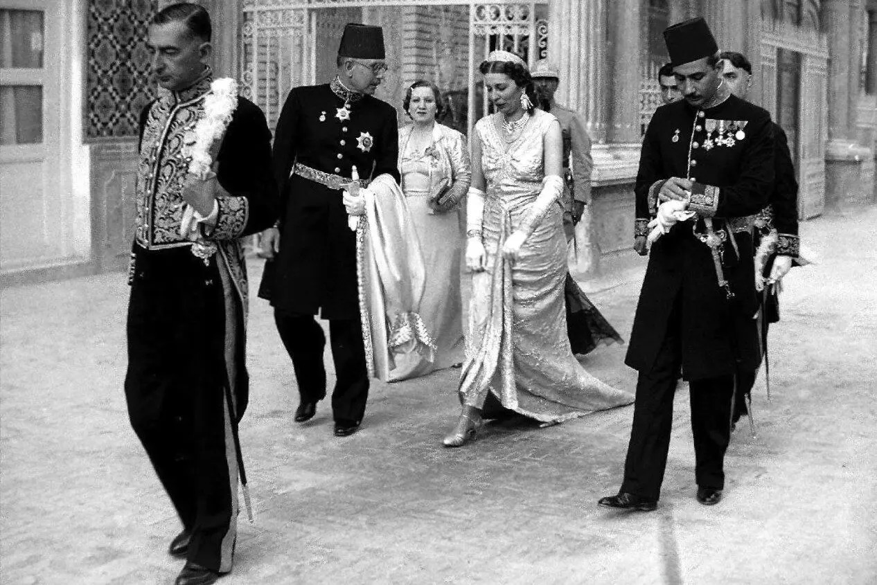 ویدئویی از حال و هوای تهران پیش از مراسم ازدواج محمدرضا پهلوی و فوزیه | ببینید